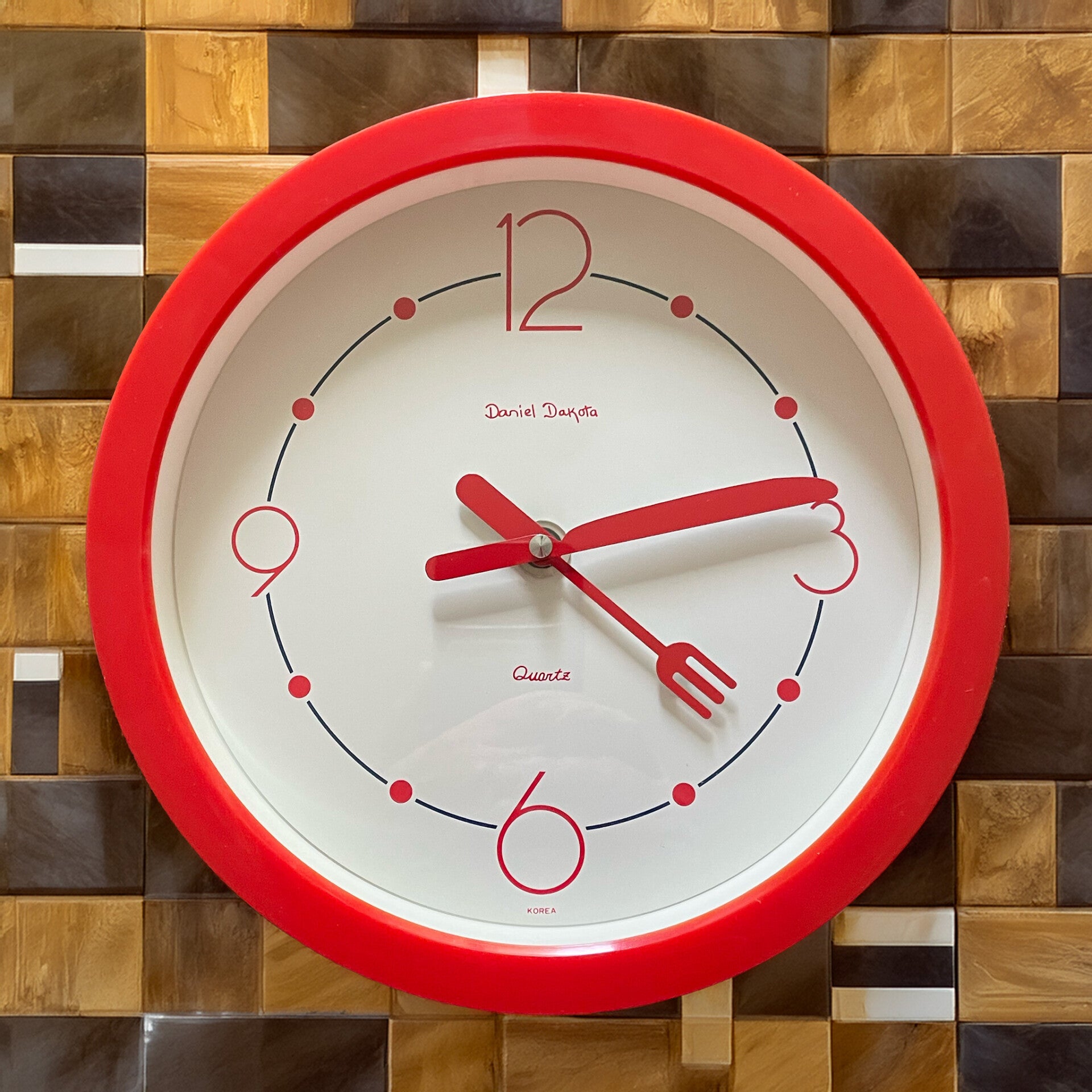 Vintage-Retro 1980's Daniel Dakota Round Post Modern Wall Clock