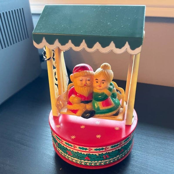 1979 Santa and Mrs. Claus wind-up music box