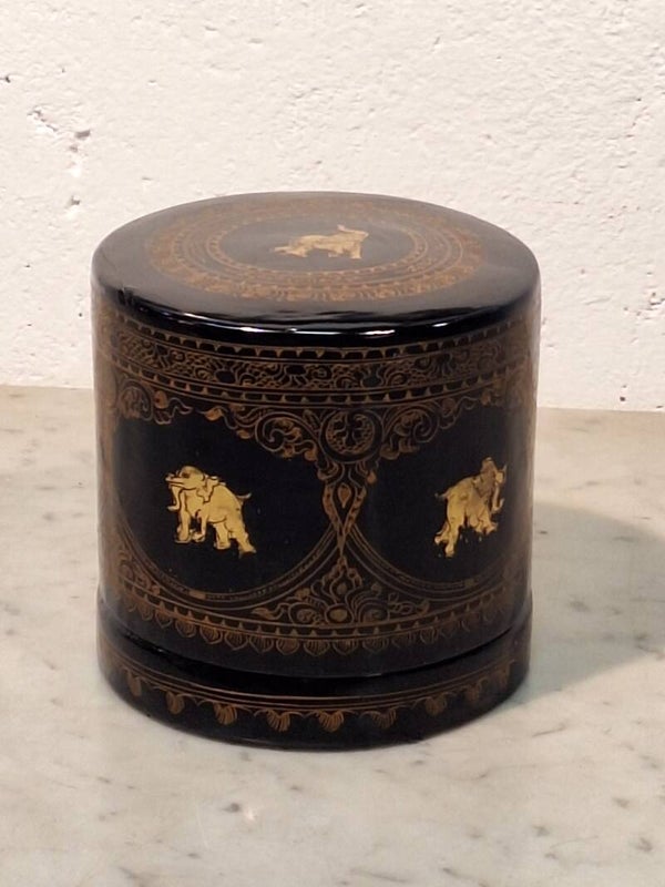 cod. 2072 Scatola cinese in lacca nera e oro con interno vari contenitori