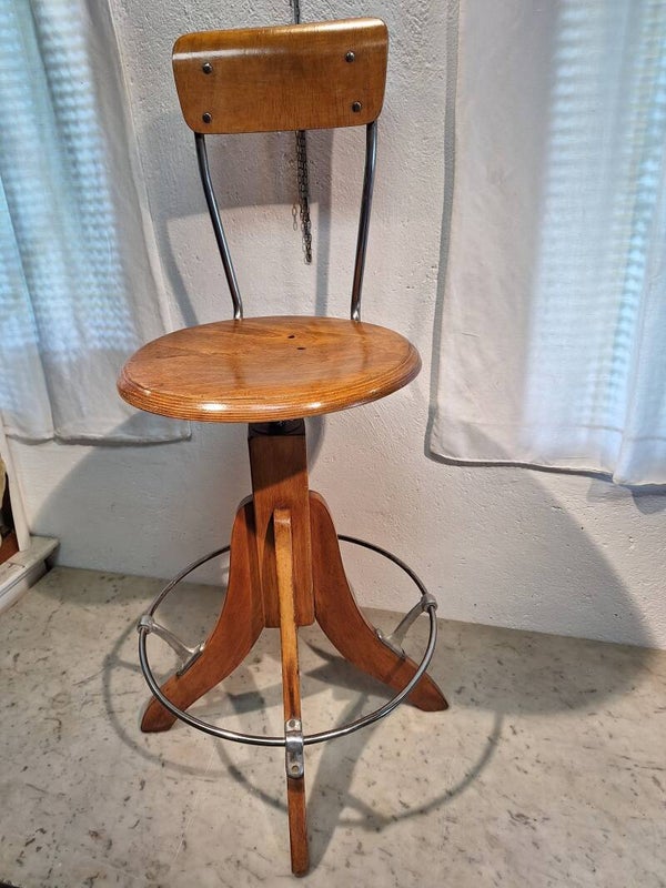 Cod. 2138 Sgabello da lavoro regolabile in altezza con schienale vintage