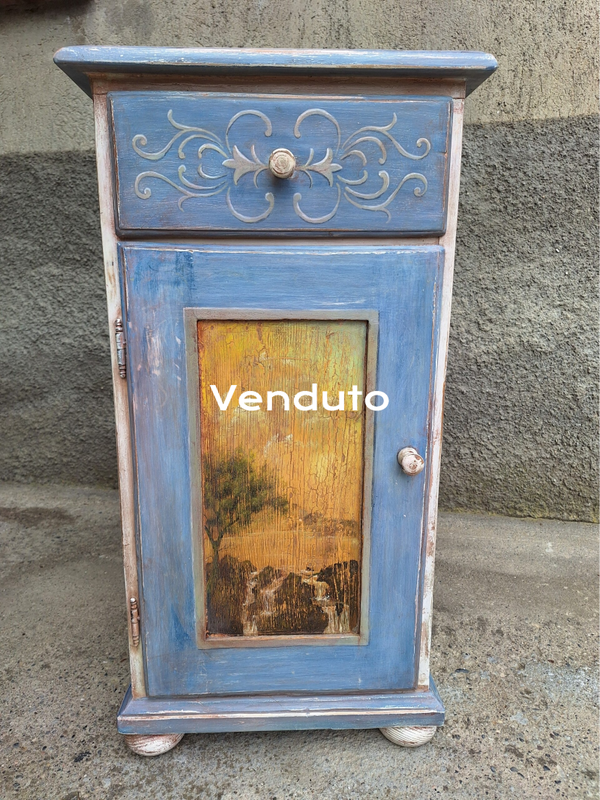 cod. 2016 Comodino con decorazione stile Tirolese