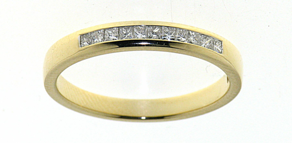 GTD107 14 Karaats gouden rij-ring bezet met briljanten.