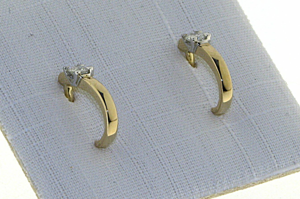 GTD613 * 14 Karaats gouden oorknoppen bezet met een briljant.