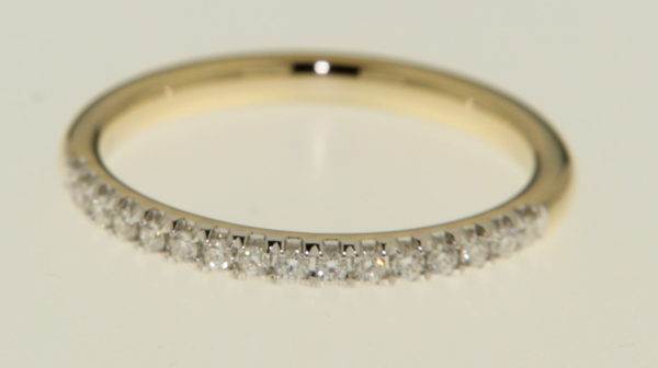 GTD970 14 Karaats gouden rij-ring bezet met briljanten.