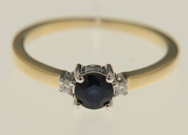 GTD260-S 14 Karaats gouden solitairring bezet met briljant en saffier.