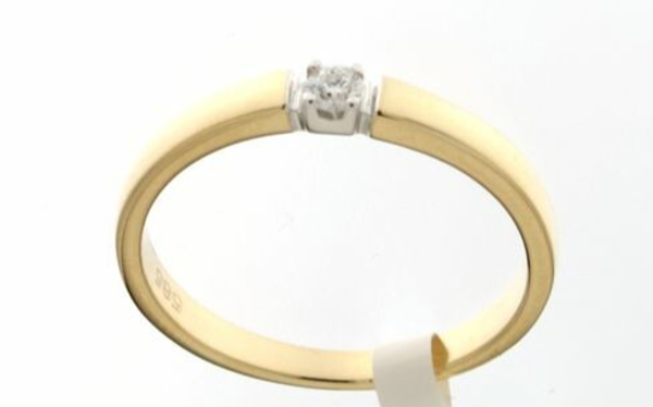 RV071 14 Karaats gouden solitairring met een briljant.