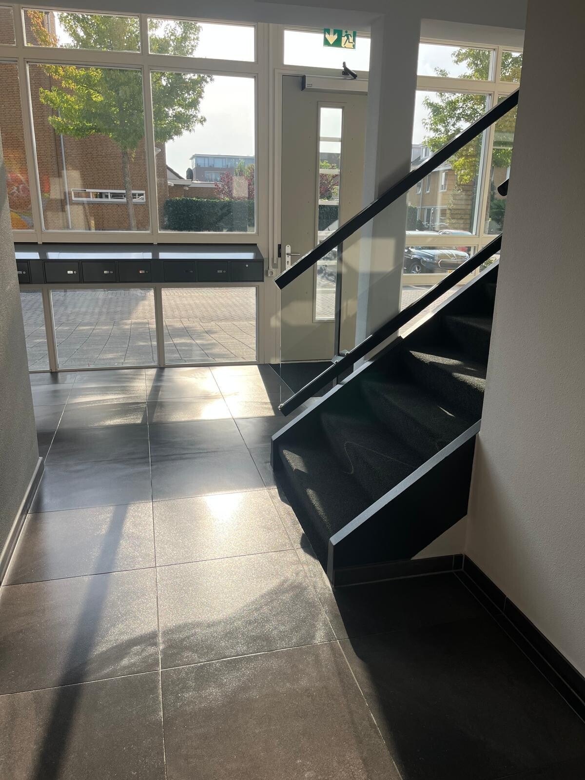 Schone entree en trappenhal na schoonmaak door Schoon Project