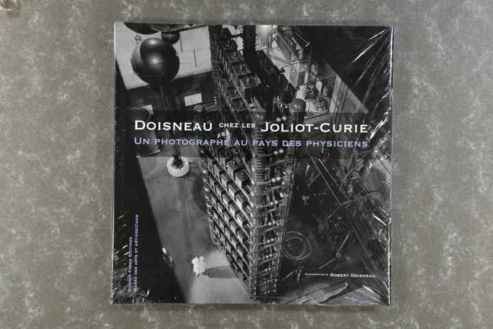 Doisneau, Robert  -  Doisneau chez les joliot curie    rare book new in plastic!