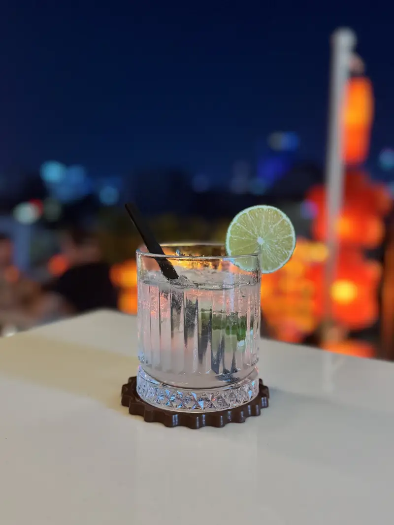 Gin & Tonic na dachu wieżowca w Sajgonie