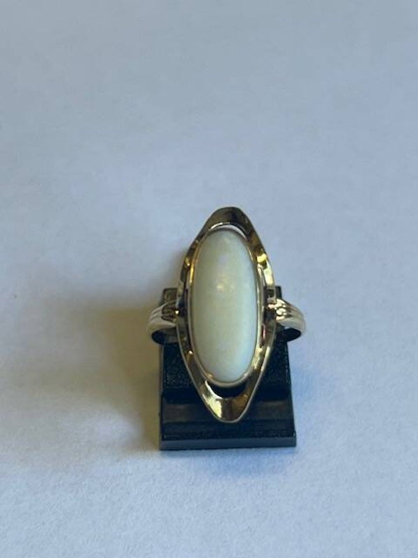 14 KARAAT DAMES RING MAT MELK OPAAL