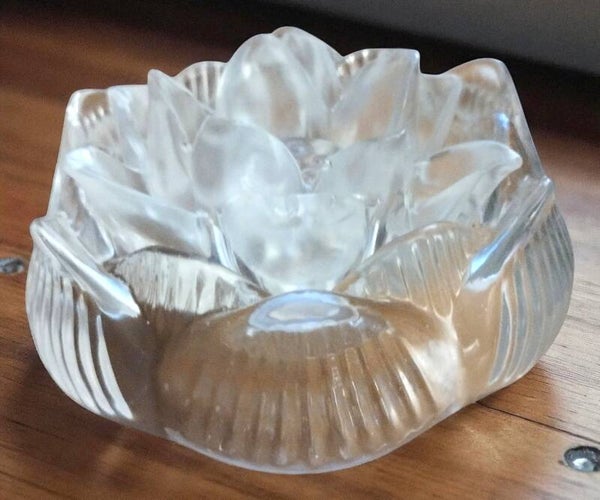 Lotus-Themed Candle with Lid – Customizable Resin Candle with a Peaceful Touch