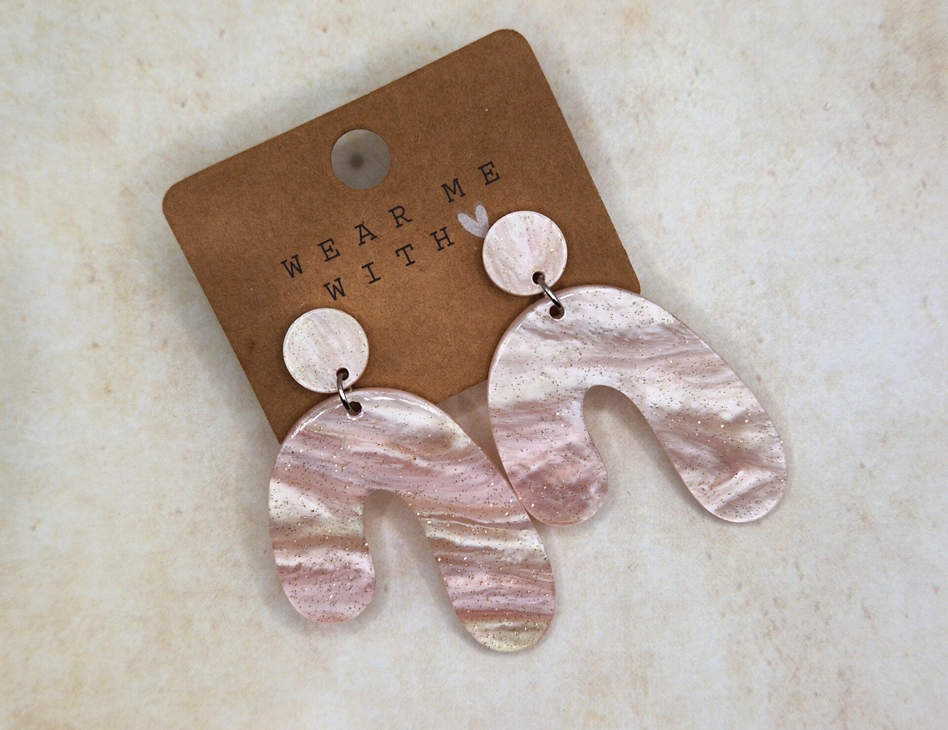 Asymmetrische hortensia pink glitter resin oorbellen