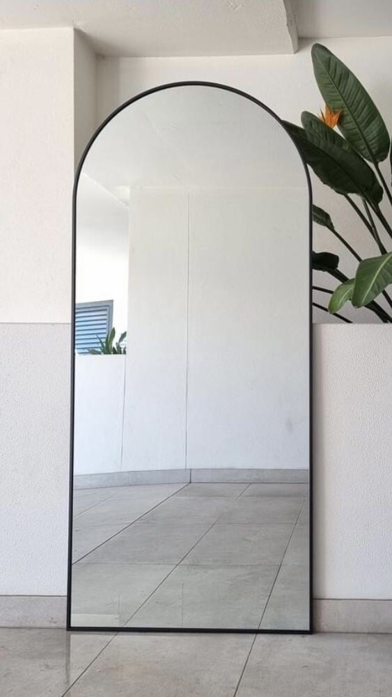 Espejo de cuerpo entero con. arco elegante