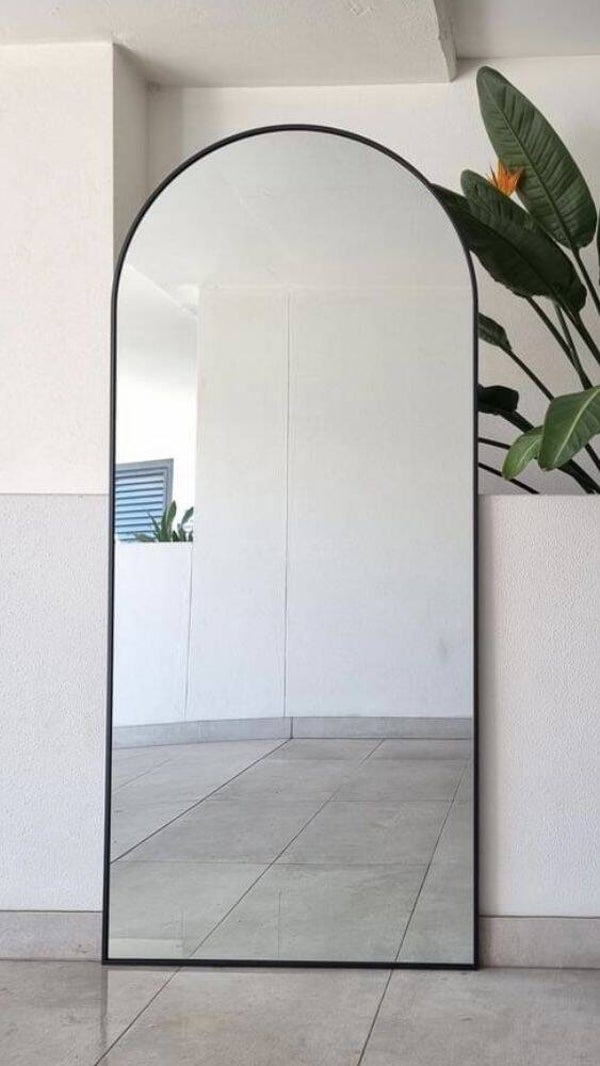 Espejo de cuerpo entero con. arco elegante