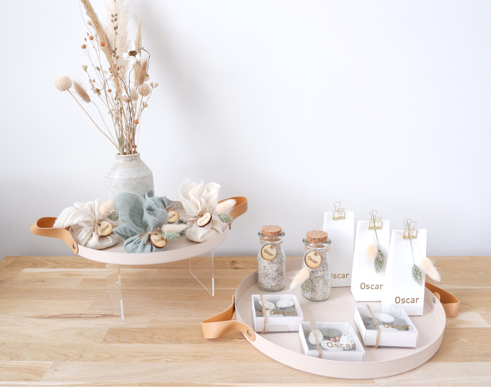 Ronde dienbladen met lederen handvaten