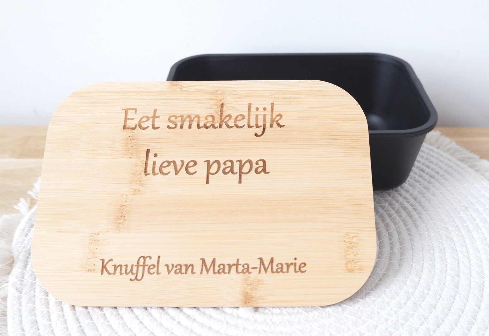 Brooddoos met bamboe deksel gegraveerd