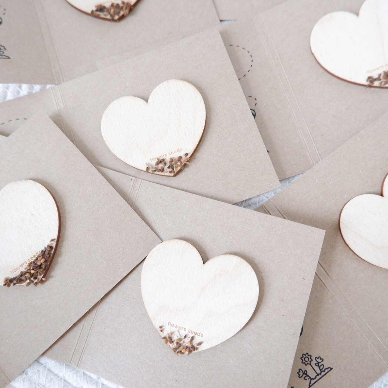 Houten hartje met zaadjes