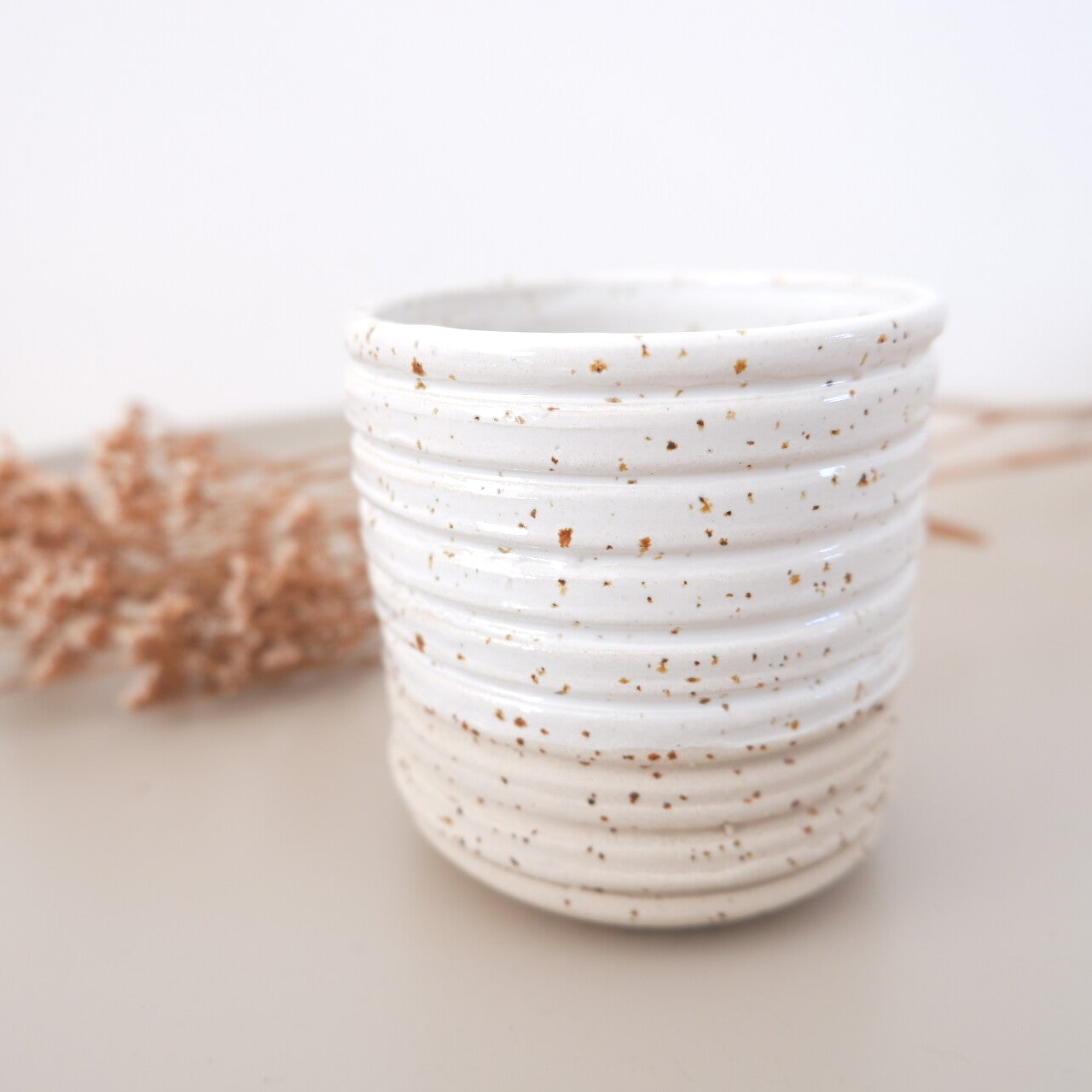 Mok keramiek met ribbelstructuur