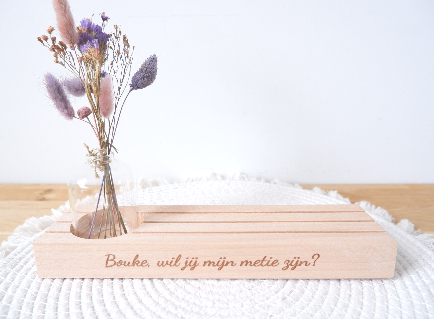 Houten fotohouder met gleufjes en vaas