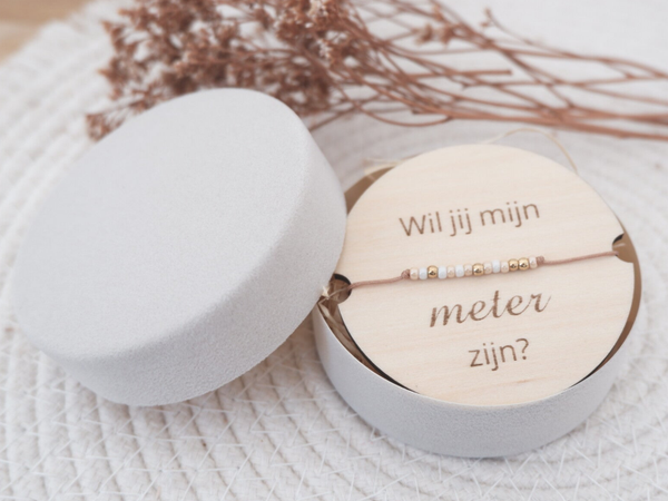 Suède doosje 'Wil jij mijn meter zijn? met armband