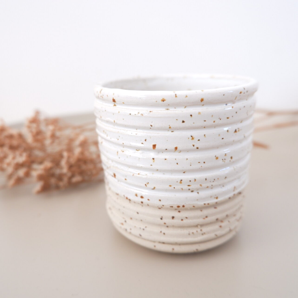 Mok keramiek met ribbelstructuur