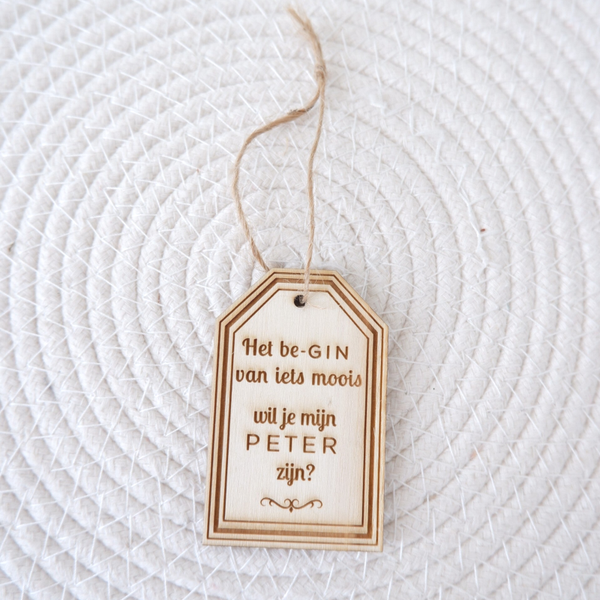 Houten label 'Het be-GIN van iets moois, wil je mijn peter zijn?'
