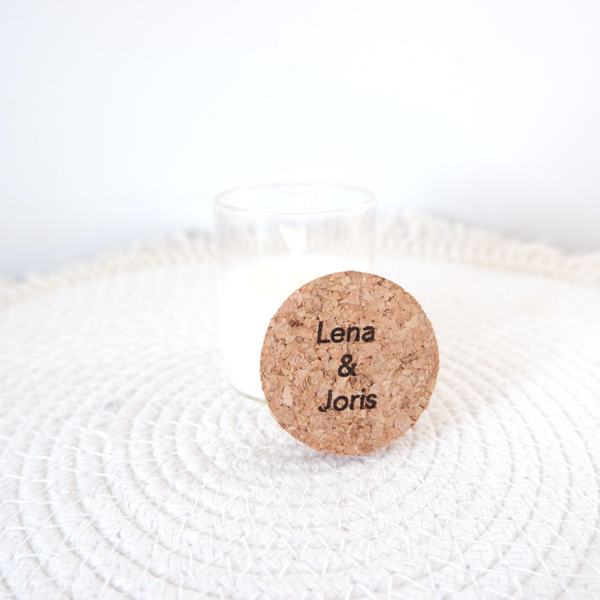 Kaarsje wit met kurken deksel gegraveerd (per 6 stuks)