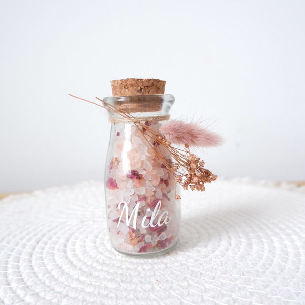 Glazen potje met badzout rozenblaadjes