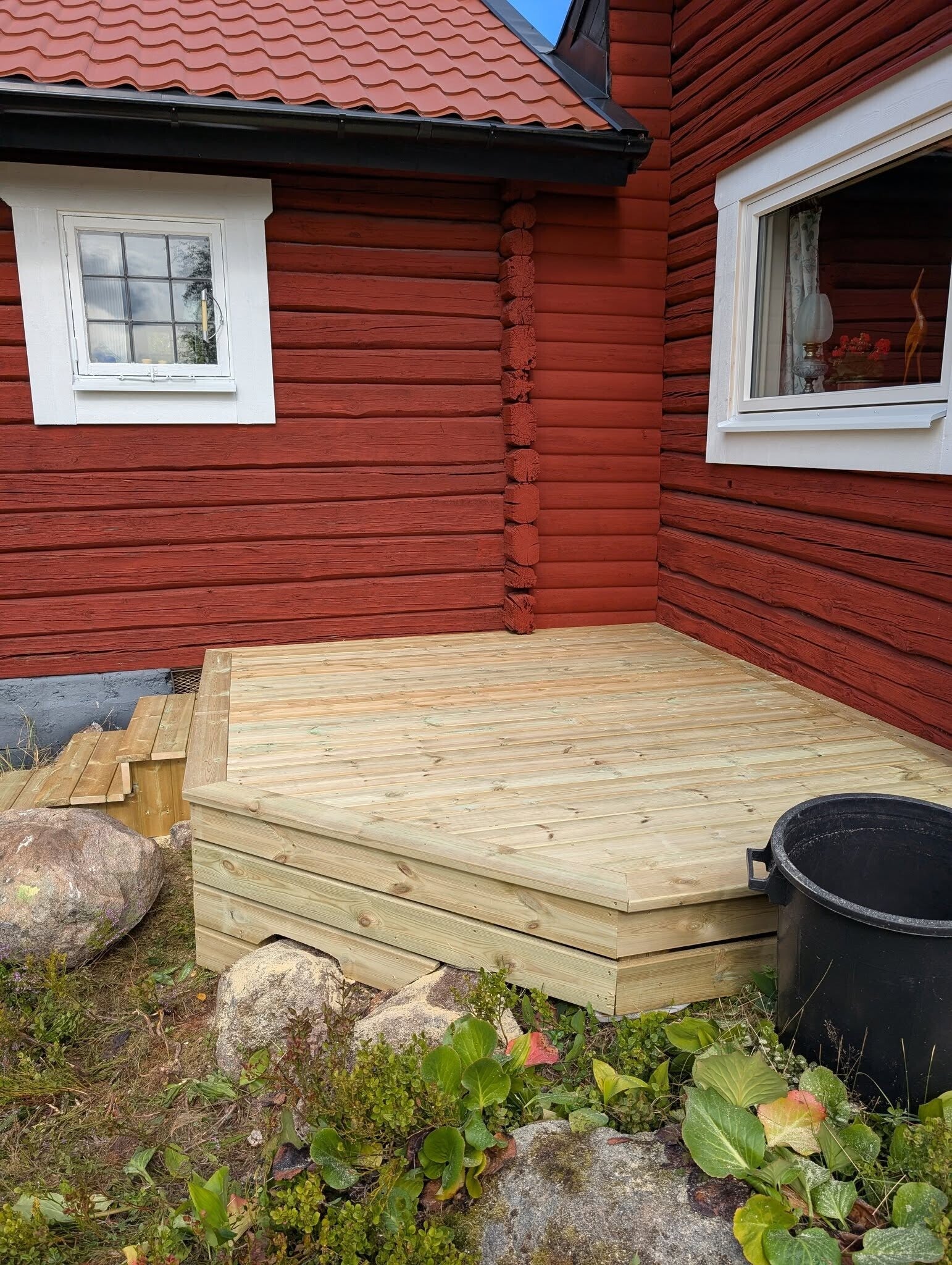 Nybyggd träaltan vid rött hus i Gagnef