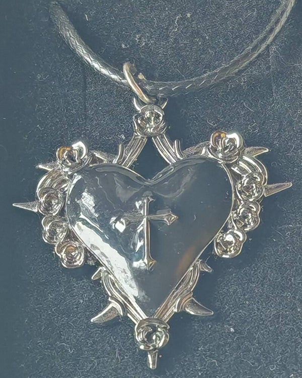 B15 costume pendant black heart with black setting