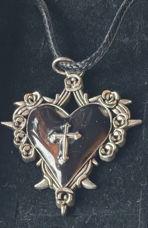 B16 costume pendant black heart with silver setting