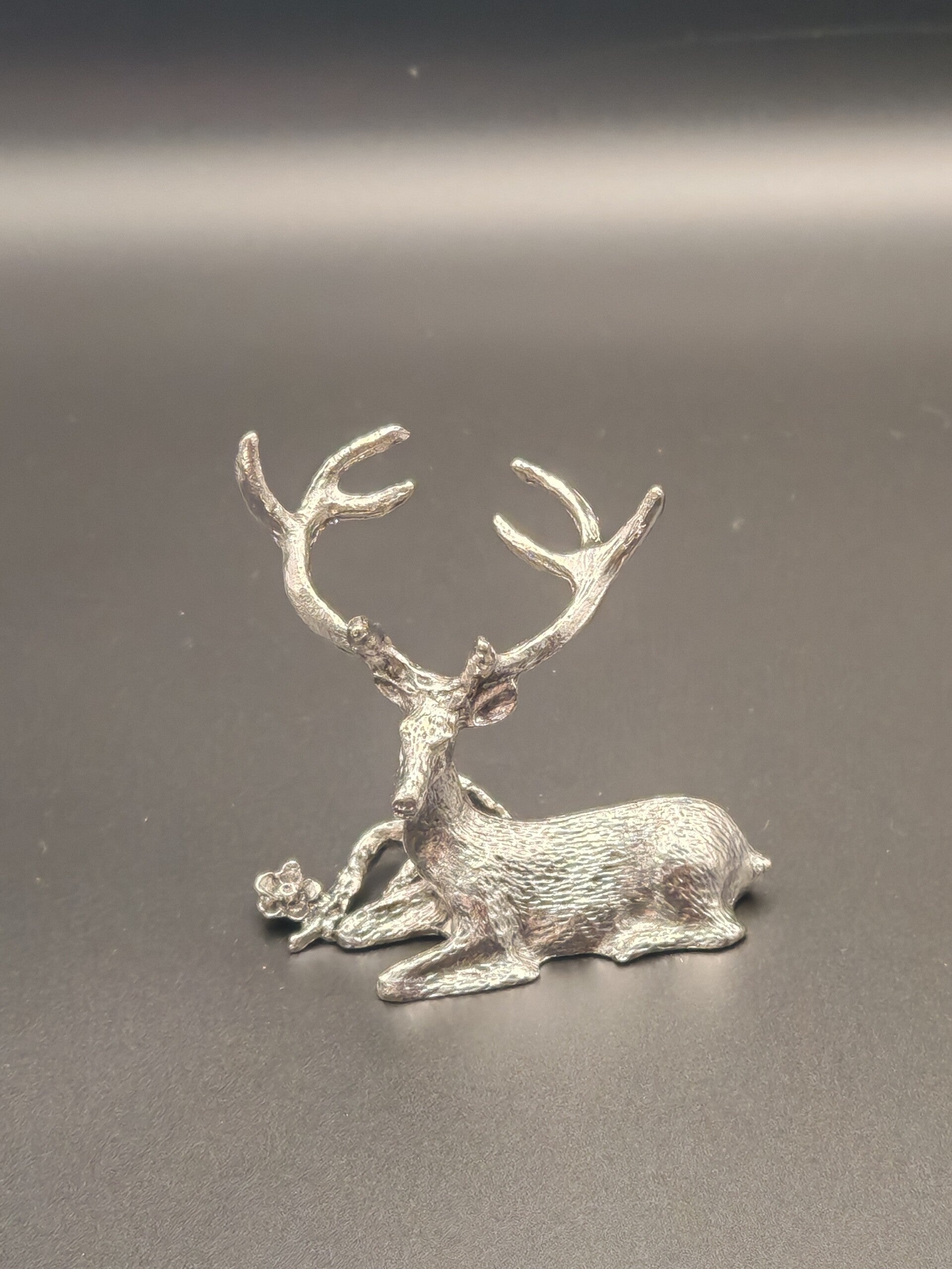Deer sphere holder