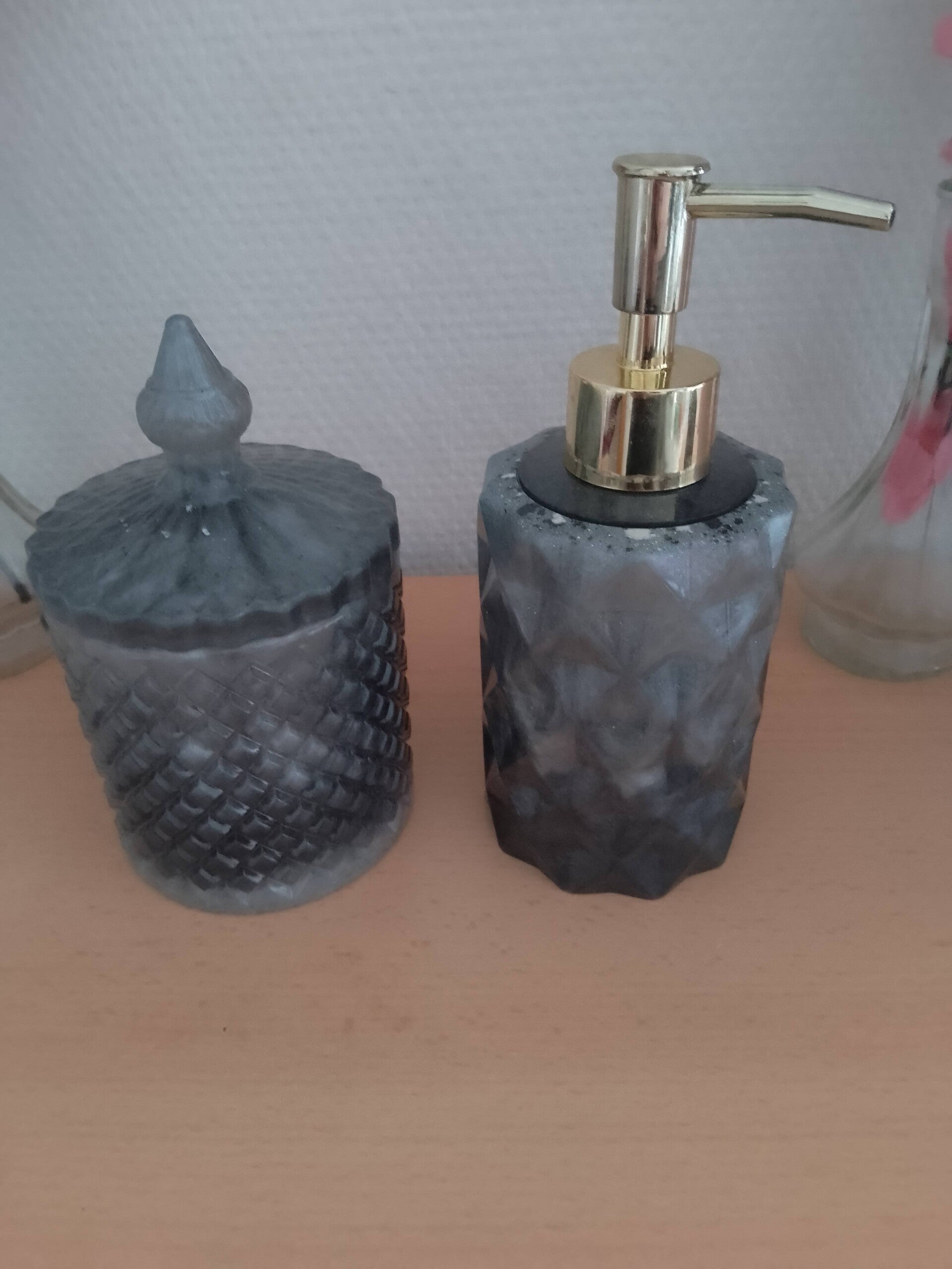 Distributeur à savon avec son pot