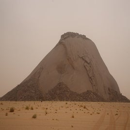 mauritanie-monolithe-aicha-vue-d-ensemble-standard.jpg