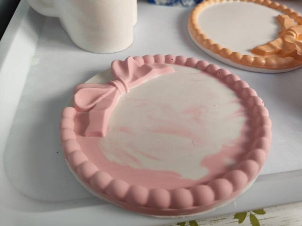 Mini bandeja decorativa redonda de Jesmonite- Diseño perla con moño.