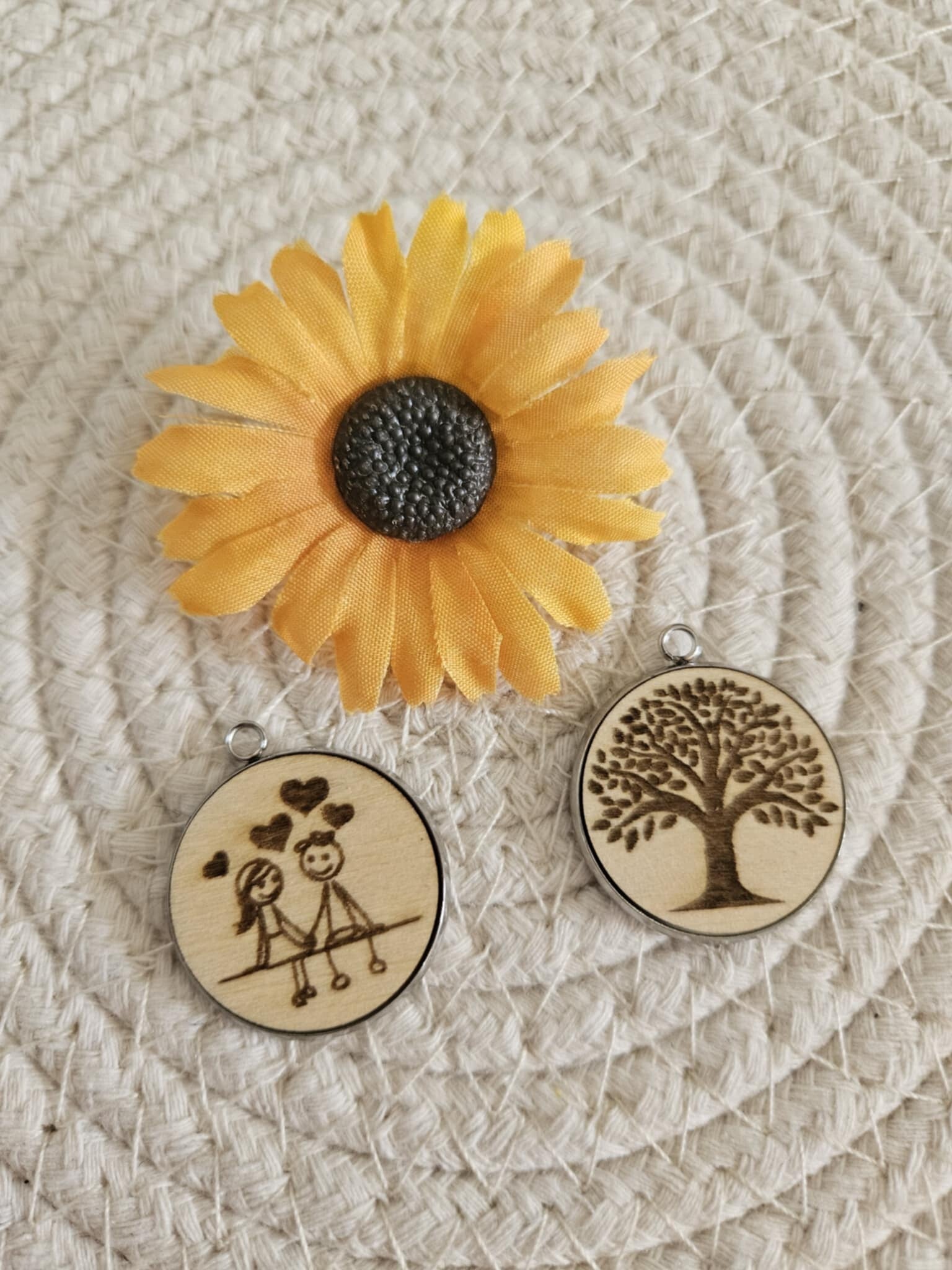 pendentif médaillon bois