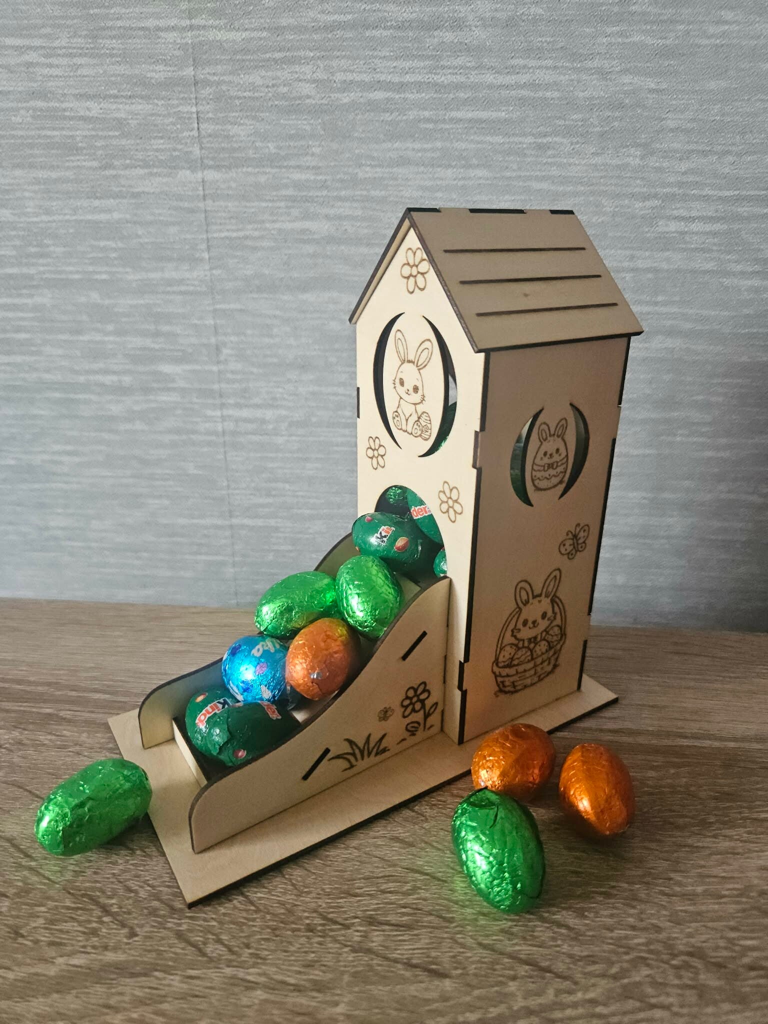 maisonnette avec toboggan œufs pâques