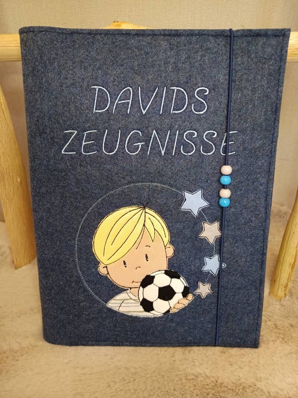 Personalisierte Zeugnismappe Fußball Junge blond