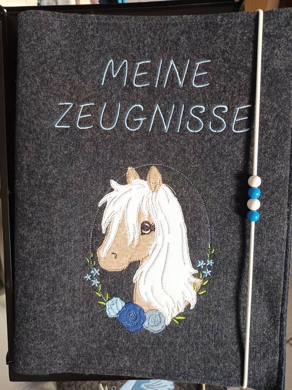 Personalisierte Zeugnismappe Pferd mit Blumen