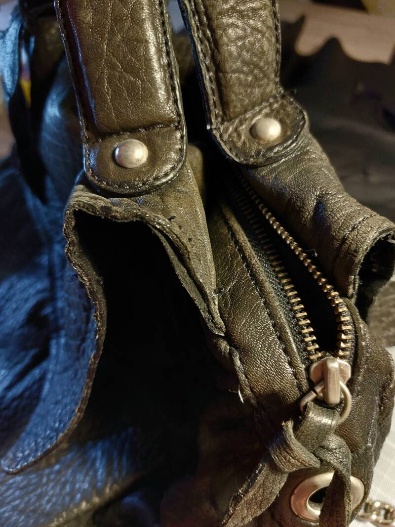 hengsel weer bevestigd na afbreken