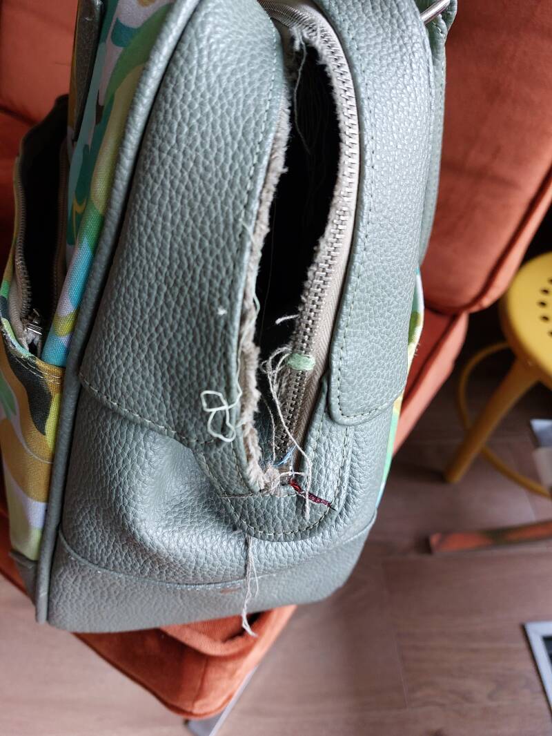 uitgescheurde rits in tas