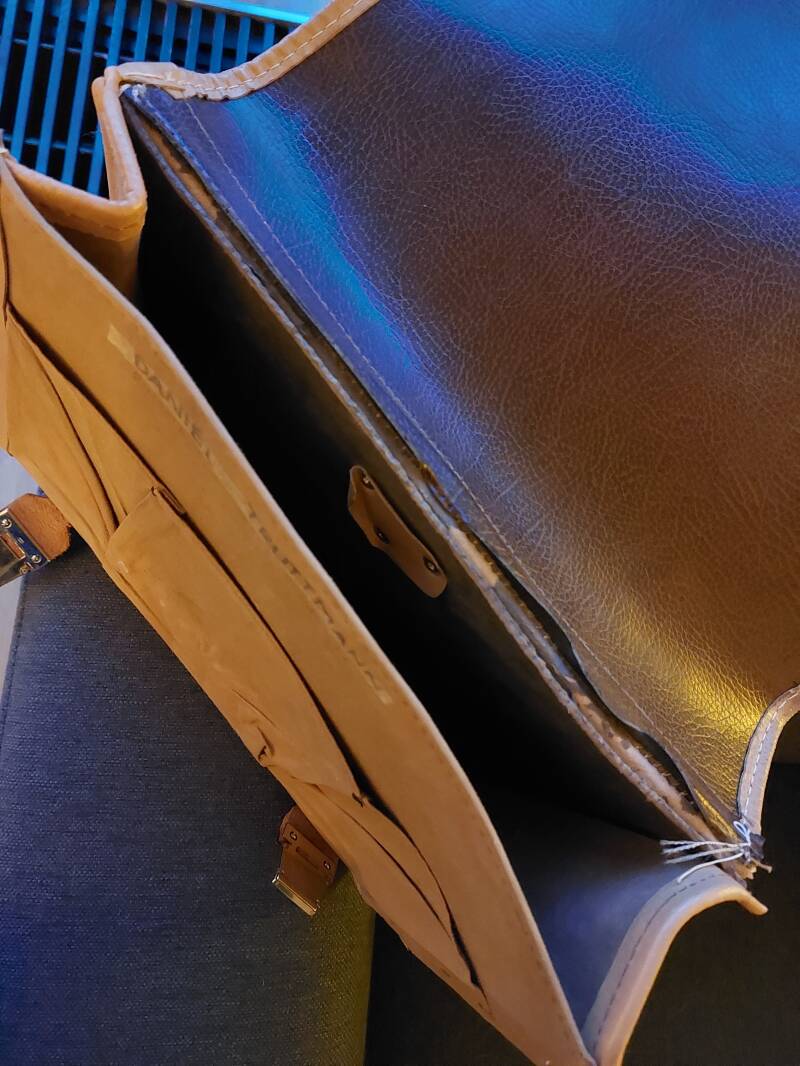 binnenaanzicht schooltas met gescheurde buigrand