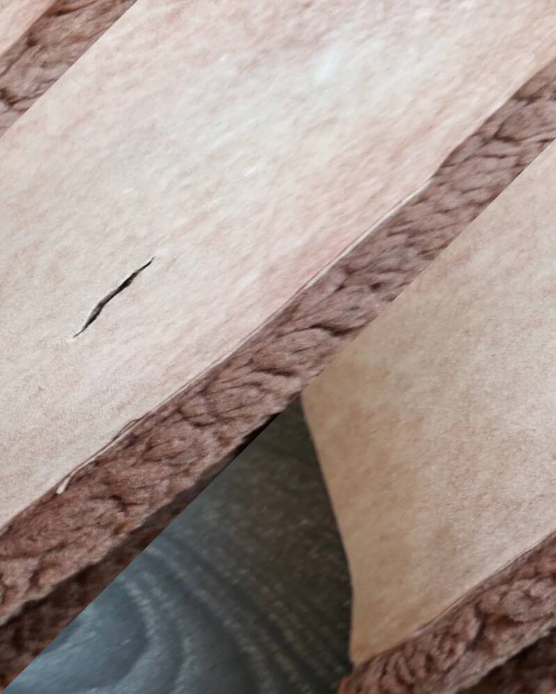 detail jas met scheur