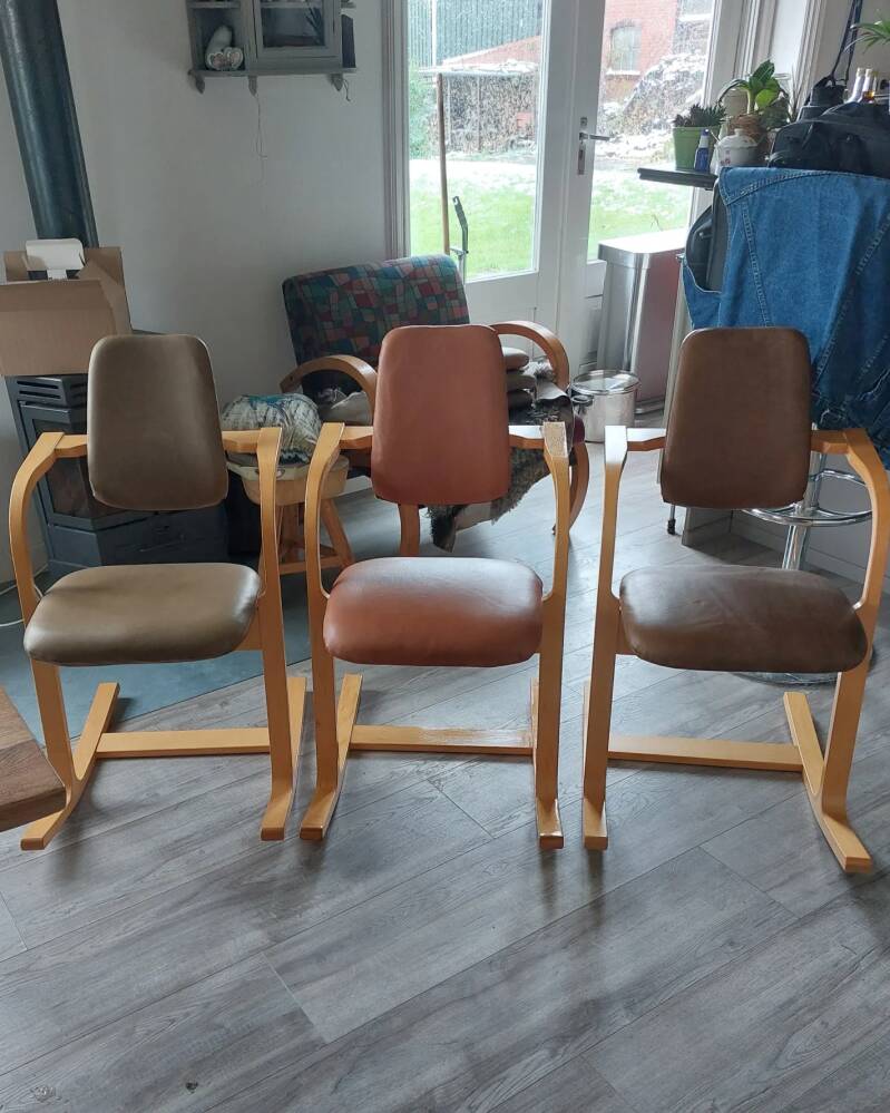 alle drie de kleuren op de stoelen