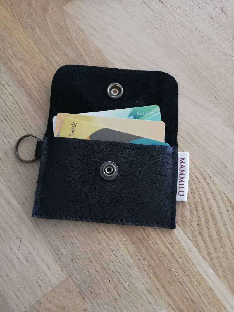 zwart leren pasjesetui met pasjes