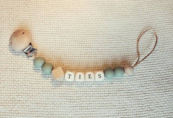 Speenkoord met naam - olijfgroen