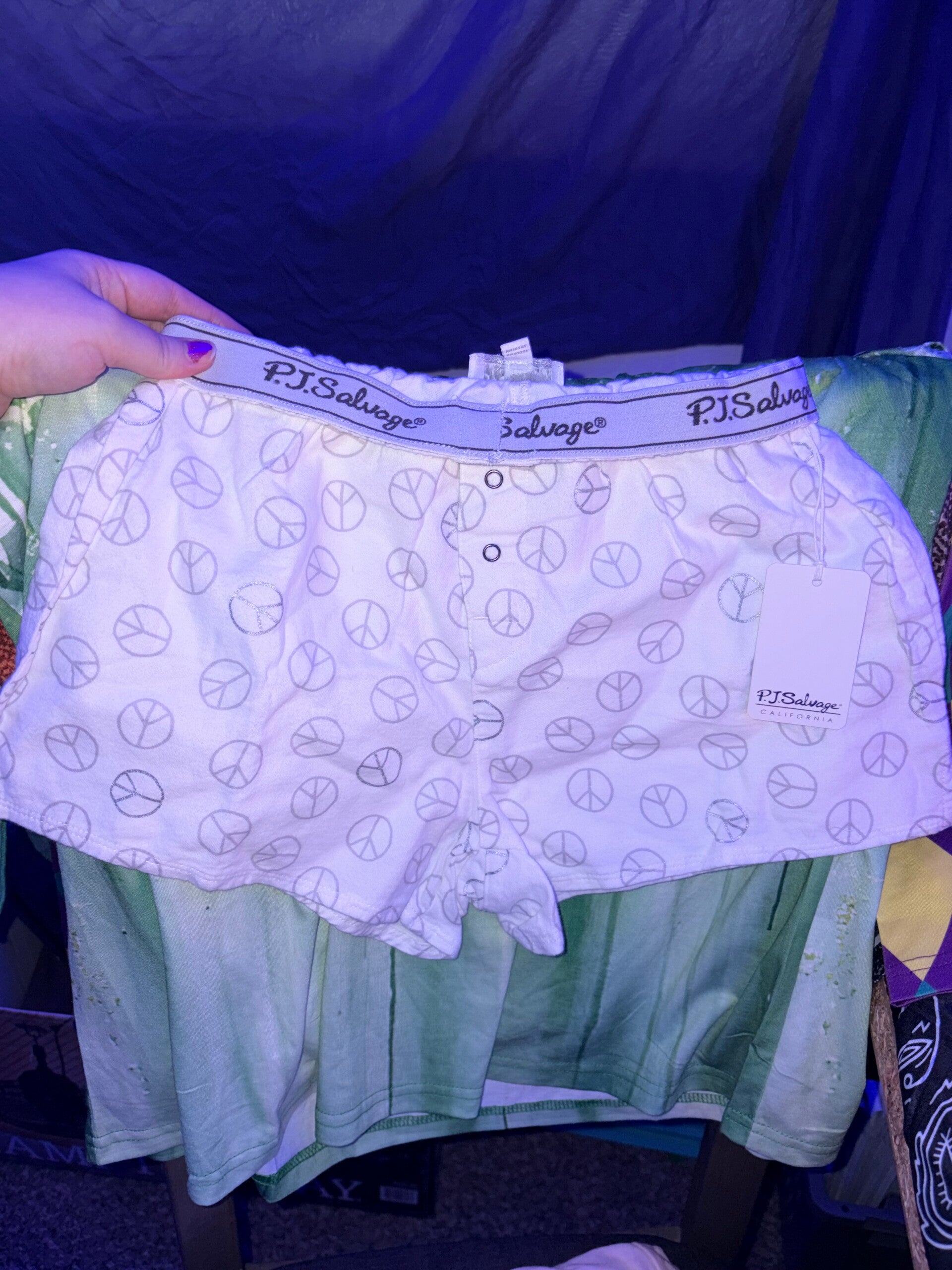 Cute Peace sign short