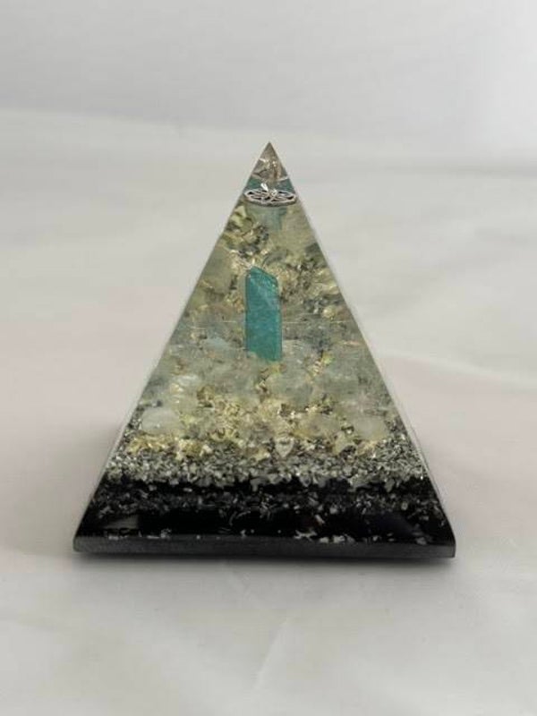 Kleine Nubische Orgonite Piramide Aqua Aura, Ruwe Aquamarijn, Satya Mani Azeztuliet,  Shungite, Flower of Life, Herkimerdiamant, Dubbeleinder, Zilver