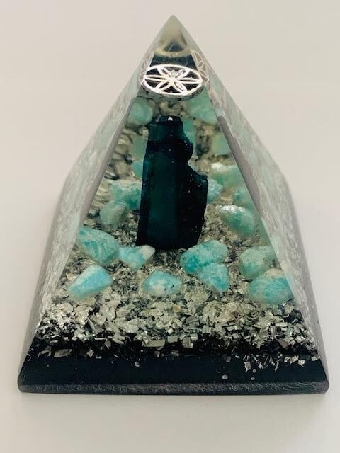 Nubische Orgonite Piramide Vivianiet, Azumar, Bergkristal, Flower of Life, Shungite, Herkimerdiamant, Dubbeleinder, Zilver