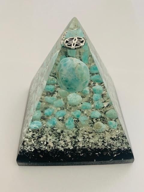 Kleine Nubische Orgonite Piramide Larimar, Azumar, Bergkristal, Shungite, Herkimerdiamant, Dubbeleinder, Zilver